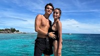 Olla Ramlan ke Gili Meno, Nusa Tenggara Barat, bareng Tristan Molina. Ini momen saat mereka lagi mau menyelami indahnya lautan di situ. (Foto: dok Instagram ollaramlan)