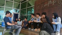 Di samping sharing dengan direktur, peserta juga menjalani briefing perdana sebagai intern dengan redaktur di kanal masing-masing. Foto: Trisna Wulandari/detikcom