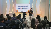 Human Capital Section Head detikcom, Nanang Supriyatna, mengatakan para peserta magang detikcom x Magang Hub merupakan fresh graduate yang diharapkan dapat menjadi profesional di bidang masing-masing usai magang, baik di detikcom maupun perusahaan lain. Selama enam bulan ke depan, para intern akan bertugas setara dengan para karyawan muda. Saya percaya ketika mereka sudah magang di detikcom, mereka cukup kompeten untuk bisa bekerja di tempat lain, ucapnya. Foto: Trisna Wulandari/detikcom