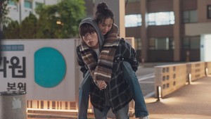 Gak nyangka pertemuan itu ngebawa Eun Ho dan Jeong Won ke hubungan yang jauh lebih dalam. (Foto: dok. Showbox)