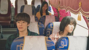 Eun Ho dan Jeong Won pertama kali bertemu di dalam bus, takdir membawa mereka duduk bersebelahan. (Foto: dok. Showbox)