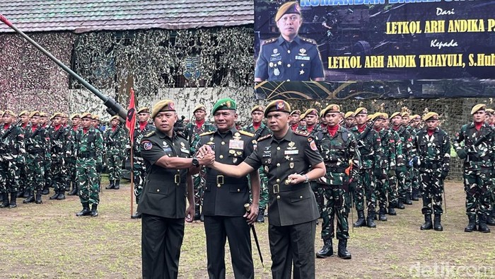 Pangdam XIV/Hasanuddin Mayjen TNI Bangun memimpin sertijab Komandan Batalyon Arhanud 4 Arakata Akasa Yudaka (AAY) dari Letkol Arh Andika Putra Yuniston (kiri) kepada Letkol Arh Andik Triayuli (kanan).