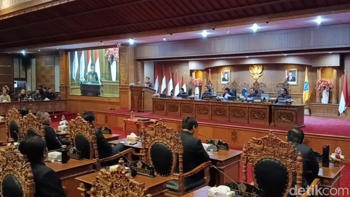 Suasana rapat paripurna DPRD Badung terkait penetapan rancangan APBD Badung 2026, Senin (24/11/2025). (Agus Eka/detikBali).