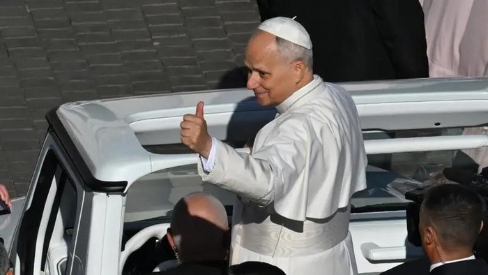 Pope Leo XIV (C) gestures to the crowd from the popemobile as he leaves at the end of the mass of Jubilee of Choirs and Choral Society at St. Peters Square in The Vatican on November 23, 2025. (AFP)
