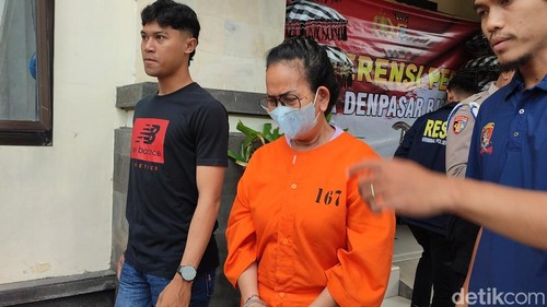 Pelaku kasus penipuan dan penggelapan pura-pura sewa ruko di Denpasar dan Badung saat diamankan Polsek Denpasar Barat, Senin (24/11/2025). (Ahmad Firizqi Irwan/detikBali)
