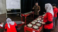 Para peserta tampak antusias mengikuti setiap arahan dari para instruktur yang mendampingi mereka mempelajari alat musik tradisional khas Betawi tersebut. Mulai dari memahami ritme dasar hingga memainkan komposisi sederhana, suasana belajar berlangsung hangat dan penuh semangat. ANTARA FOTO/Naufal Khoirulloh