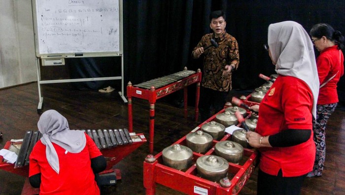 Peserta memainkan alat musik gambang dan kromong saat mengikuti pelatihan seni musik tradisional di Gedung Pusat Pelatihan Seni Budaya (PPSB) M Mashabi, Tanah Abang, Jakarta, Senin (24/11/2025). Suku Dinas Kebudayaan Jakarta Pusat menggelar pelatihan seni musik tradisional gambang kromong bagi siswa dan masyarakat umum untuk melestarikan kesenian khas betawi. ANTARA FOTO/Naufal Khoirulloh