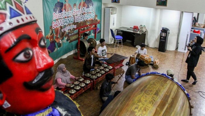 Peserta memainkan alat musik gambang dan kromong saat mengikuti pelatihan seni musik tradisional di Gedung Pusat Pelatihan Seni Budaya (PPSB) M Mashabi, Tanah Abang, Jakarta, Senin (24/11/2025). Suku Dinas Kebudayaan Jakarta Pusat menggelar pelatihan seni musik tradisional gambang kromong bagi siswa dan masyarakat umum untuk melestarikan kesenian khas betawi. ANTARA FOTO/Naufal Khoirulloh