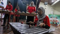 Pelatihan ini tidak hanya bertujuan memperkenalkan gambang kromong kepada generasi muda, tetapi juga mengajak masyarakat umum untuk lebih mencintai dan melestarikan seni budaya daerah. Kehadiran kegiatan ini menegaskan bahwa kesenian Betawi masih memiliki tempat penting dalam identitas budaya Jakarta. ANTARA FOTO/Naufal Khoirulloh