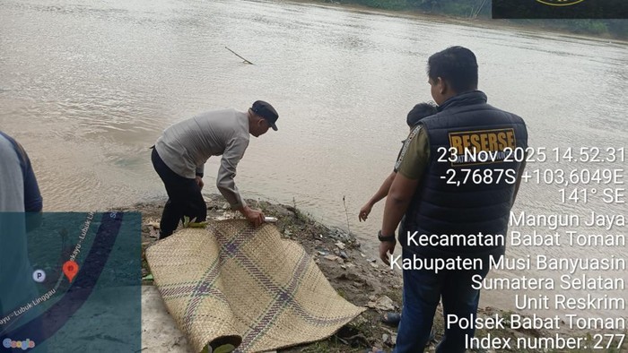 Petugas kepolisian saat mengevakuasi jasad bayi ke RSUD Sekayu