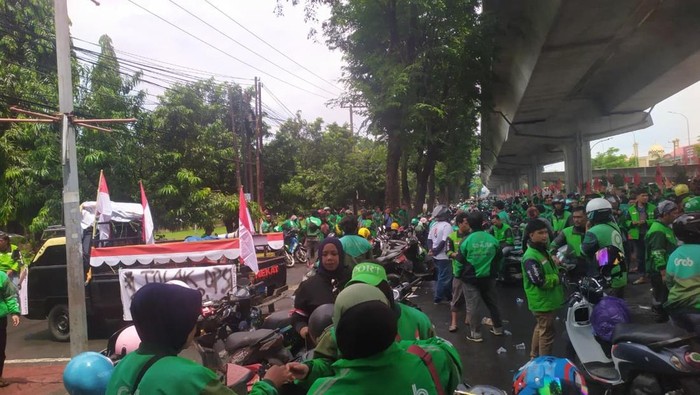 Pengemudi ojol demo tutup jalan di AP Pettarani Makassar.