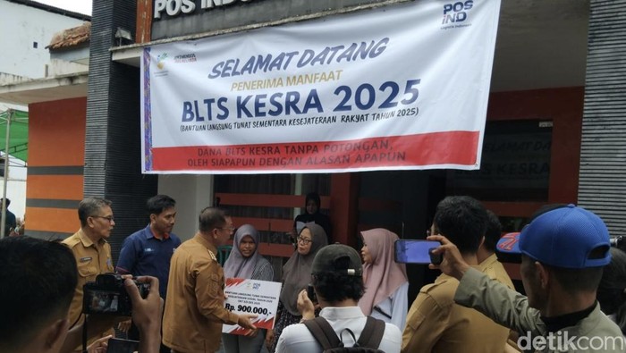 Wali Kota Bima A Rahman (Aji Man) menyerahkan simbolis BLTS Kesra Rp 900 ribu, kepada penerima manfaat bantuan, di Kantor Pos Cabang Kota Bima, Senin (24/11/2025).