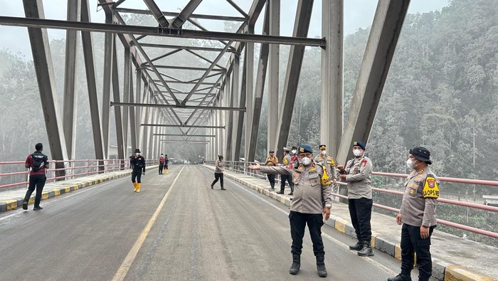 Personel gabungan siaga di area Gunung Semeru