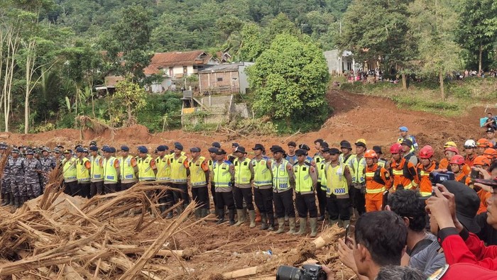 Personel kepolisian dalam tim gabungan di lokasi longsor Cibeunying, Cilacap.