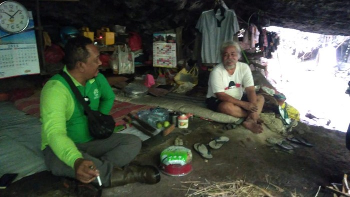 Petugas BKPH Jabung saat mendatangi Mbah Darmaji, manusia gua yang tinggal di Gua Anggaswesi Jombang.