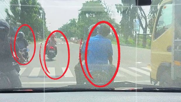 Petugas Satlantas Polres Lamongan mengedukasi masyarakat soal pentingnya ketertiban, keselamatan, dan kelancaran lalu lintas kepada warga. Petugas Satlantas Polres Lamongan mengedukasi masyarakat soal pentingnya ketertiban, keselamatan, dan kelancaran lalu lintas kepada warga.