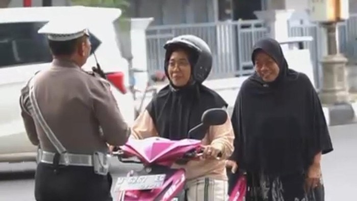 Petugas Satlantas Polres Lamongan mengedukasi masyarakat soal pentingnya ketertiban, keselamatan, dan kelancaran lalu lintas kepada warga.