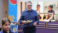 Dalam kunjungan tersebut, Starmer terlihat turun langsung ke kantin sekolah dan membantu menyajikan makan siang kepada para siswa. Selain meninjau fasilitas makan, Starmer juga berdialog dengan guru dan pengelola sekolah mengenai tantangan biaya hidup yang kian meningkat. REUTERS/Joe Giddens