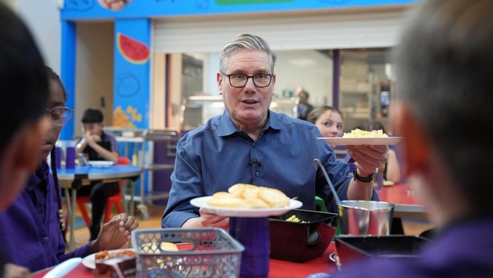 Perdana Menteri Inggris Sir Keir Starmer melakukan kunjungan kerja ke Welland Academy di Peterborough, Cambridgeshire, pada Senin (24/11/2025), untuk menyoroti peran penting program makanan sekolah gratis dalam mendukung kesejahteraan anak-anak serta meringankan beban biaya hidup keluarga.