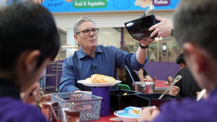 Perdana Menteri Inggris Sir Keir Starmer melakukan kunjungan kerja ke Welland Academy di Peterborough, Cambridgeshire, pada Senin (24/11/2025), untuk menyoroti peran penting program makanan sekolah gratis dalam mendukung kesejahteraan anak-anak serta meringankan beban biaya hidup keluarga.