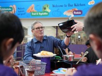PM Keir Starmer Tinjau Welland Academy, Soroti Pentingnya Makanan Sekolah Gratis