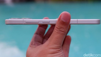 Perangkat menjalankan Xiaomi HyperOS 3 dengan HyperIsland, HyperConnect, dan HyperAI, plus integrasi AI Agent - Gemini untuk pencarian, generasi gambar/video, hingga Gemini Live. Fitur konektivitas mencakup eSIM, NFC, Wi-Fi 7, Bluetooth 5.4, serta teknologi Xiaomi Astral Communication dengan Surge T1+ Tuner untuk stabilitas jaringan, termasuk Xiaomi Offline Communication. . Foto: Adi Fida Rahman/detikINET