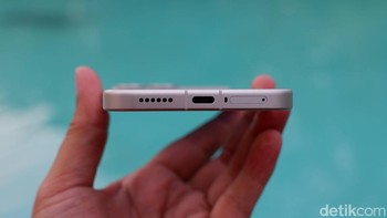 Daya tahannya didukung baterai 6.210 mAh lengkap dengan 100W HyperCharge dan fitur Smart Charging yang mengatur suhu serta kecepatan pengisian. Fitur reverse charging 22,5W juga tersedia untuk menyuplai daya ke perangkat lain. Foto: Adi Fida Rahman/detikINET