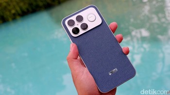 Di sektor kamera, POCO F8 Ultra membawa konfigurasi tiga kamera 50 MP. Kamera utama menggunakan sensor Light Fusion 950 berukuran 1/1,31 inci dengan OIS dan piksel 2,4 µm (4-in-1), dirancang untuk menangkap lebih banyak cahaya dan detail dalam kondisi kontras tinggi maupun minim cahaya. Kamera kedua adalah periskop telefoto 50 MP dengan kemampuan 5x optical zoom, 10x in-sensor zoom, hingga 20x UltraZoom berbasis pemrosesan komputasional AI. Lensa ini juga sanggup melakukan pemotretan close-up pada jarak sekitar 30 cm. Kamera ketiga adalah ultra-wide 50 MP, sementara di depan terdapat kamera selfie 32 MP dengan mode wide-angle cerdas. Foto: Adi Fida Rahman/detikINET