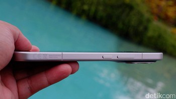 Dari sisi desain, Poco F8 Ultra menampilkan bodi bersudut dengan frame aluminium dan bezel tipis, dipadukan dengan POCO Shield Glass di sisi depan. Foto: Adi Fida Rahman/detikINET