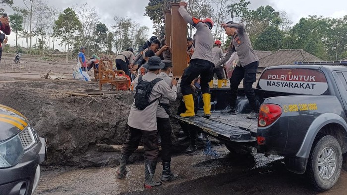 Polda Jatim bantu evakuasi barang berharga warga terdampak erupsi Gunung Semeru