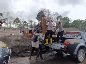 Video: Warga Terdampak Erupsi Semeru Mengais Barang Berharga dari Rumah