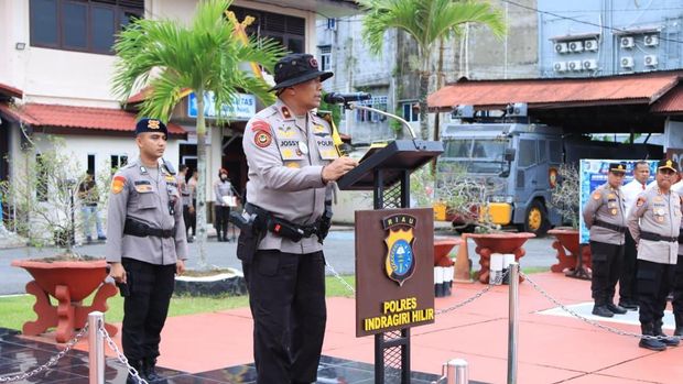 Polda Riau memberikan apresiasi kepada 6 personel Polres Inhil yang mengungkap 19 kg sabu. Polda Riau memberikan apresiasi kepada 6 personel Polres Inhil yang mengungkap 19 kg sabu.