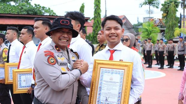 Polda Riau memberikan apresiasi kepada 6 personel Polres Inhil yang mengungkap 19 kg sabu. Polda Riau memberikan apresiasi kepada 6 personel Polres Inhil yang mengungkap 19 kg sabu.