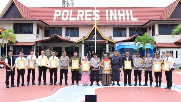 Polda Riau memberikan apresiasi kepada 6 personel Polres Inhil yang mengungkap 19 kg sabu. Polda Riau memberikan apresiasi kepada 6 personel Polres Inhil yang mengungkap 19 kg sabu.