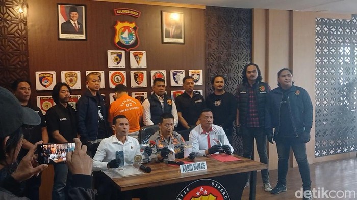 Polda Sulbar merilis kasus pencurian dana desa di Tapandullu, Mamuju.