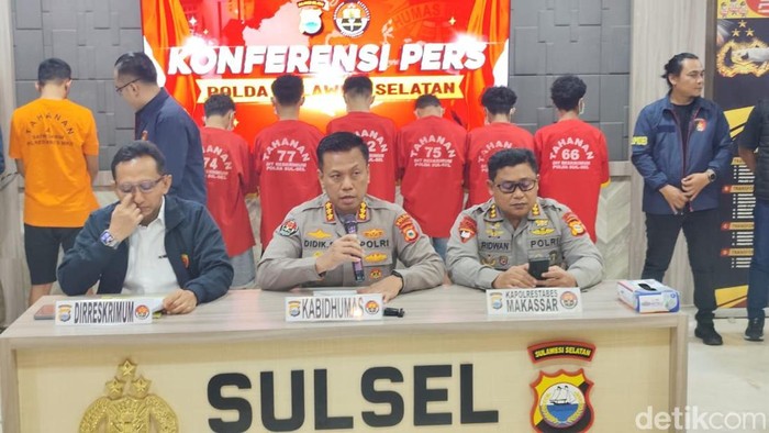 Polda Sulsel saat konferensi pers kasus pembakaran dan penembakan maut saat tawuran di Kecamatan Tallo, Makassar.