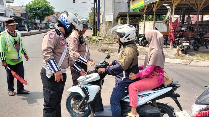 Polisi di Sidoarjo memberikan teguran humanis kepada pengendara yang tak memakai helm