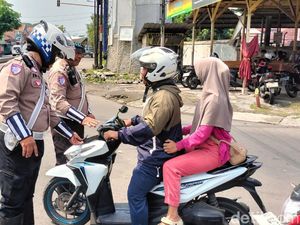 Pengendara Tanpa Helm Dapat Teguran Humanis dari Polisi Sidoarjo