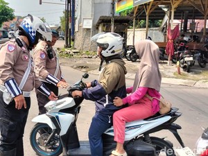 Pengendara Tanpa Helm Dapat Teguran Humanis dari Polisi Sidoarjo