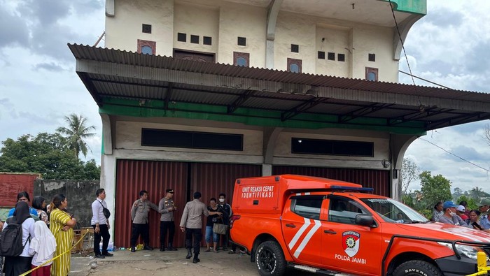 Polisi melakukan olah TKP penemuan IRT ditemukan tewas bersimbah darah di ruko Kota Jambi