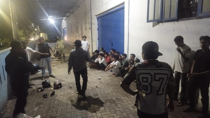 Polisi membubarkan sekelompok remaja yang pesta mira di Kecamatan Manggala, Makassar.