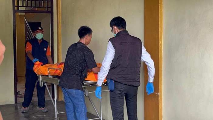 Polisi mengevakuasi jenazah IRT di Jambi diduga korban pembunuhan
