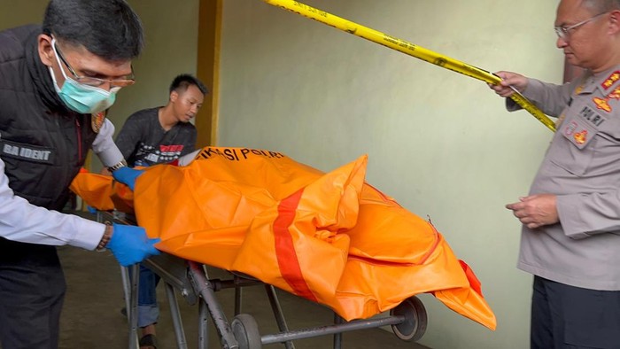 Polisi mengevakuasi jenazah IRT yang tewas bersimbah darah di Jambi