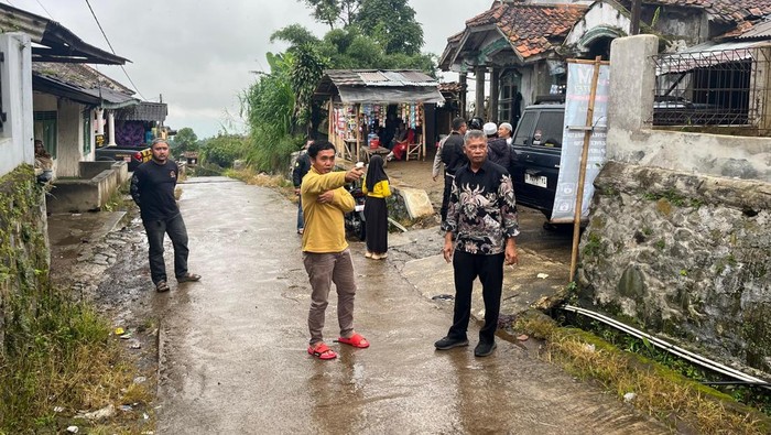Polisi saat olah TKP pencurian terhadap anak di Sukabumi