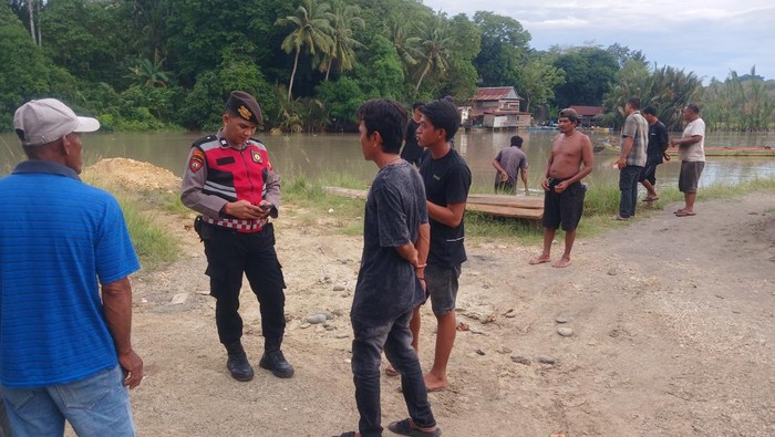Polisi turun melakukan pemeriksaan di lokasi tabrakan kapal dan ketinting di Bone.