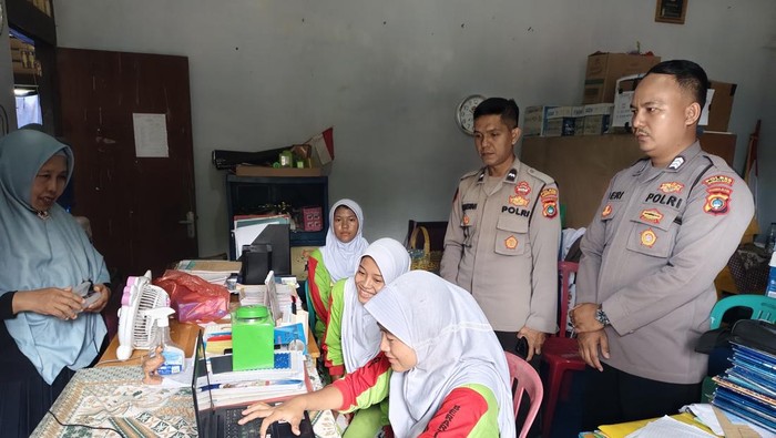 Polres Bangka Barat (Babar) menyosialisasikan proses pendaftaran peserta didik baru SMA Kemala Taruna Bhayangkara 2026