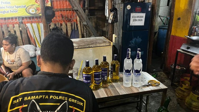 Polres Gresik melakukan razia di warung pangku