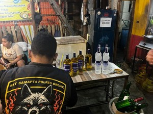 Polisi Gerebek Warung Pangku Gresik, 106 Botol Miras Diamankan