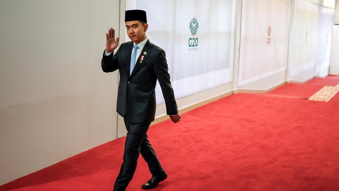 Indonesia's Vice President Gibran Rakabuming Raka arrives for the second day of the G20 Leaders' Summit at the Nasrec Expo Centre in Johannesburg on November 23, 2025.     MARCO LONGARI/Pool via REUTERS