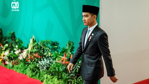 Indonesias Vice President Gibran Rakabuming Raka arrives for the second day of the G20 Leaders Summit at the Nasrec Expo Centre in Johannesburg on November 23, 2025.     MARCO LONGARI/Pool via REUTERS